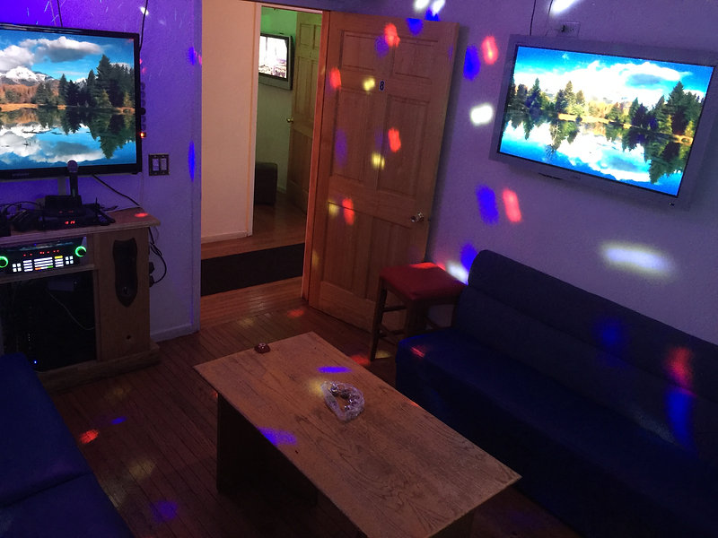 Medium karaoke room with a couch