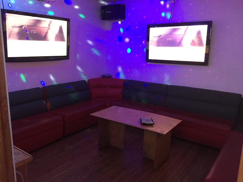 Medium karaoke room screens